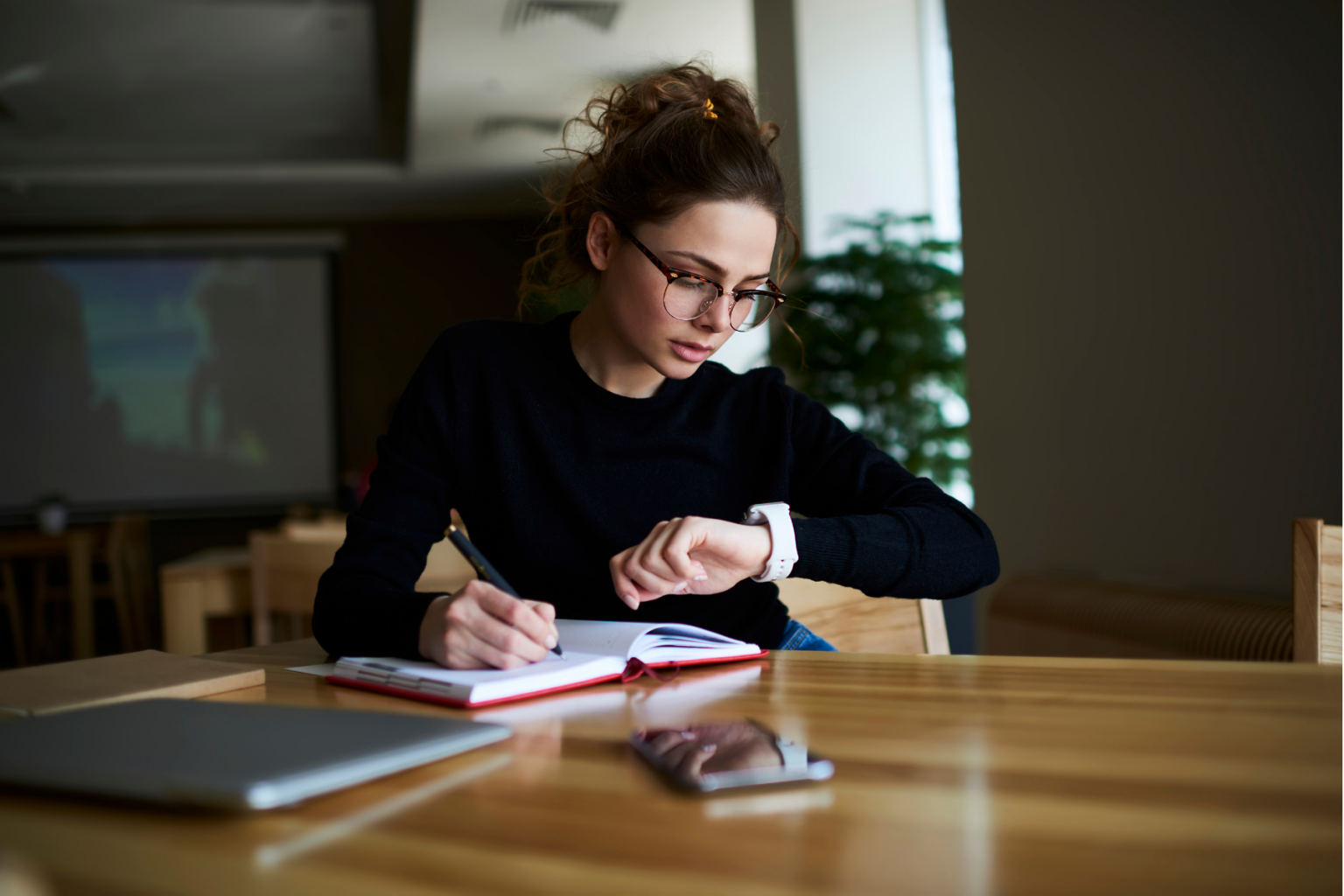 Student management. Талантливая женщина. Девушка интеллектуалка. Тайм менеджмент картинки. Девушка планирует.